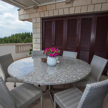 Apartament Makarana *